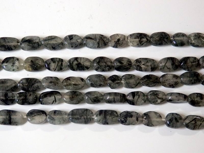 Rutilkvarts ca 75 carat Borrad Polerad Oval på sträng 36 cm Bra Kvalitet